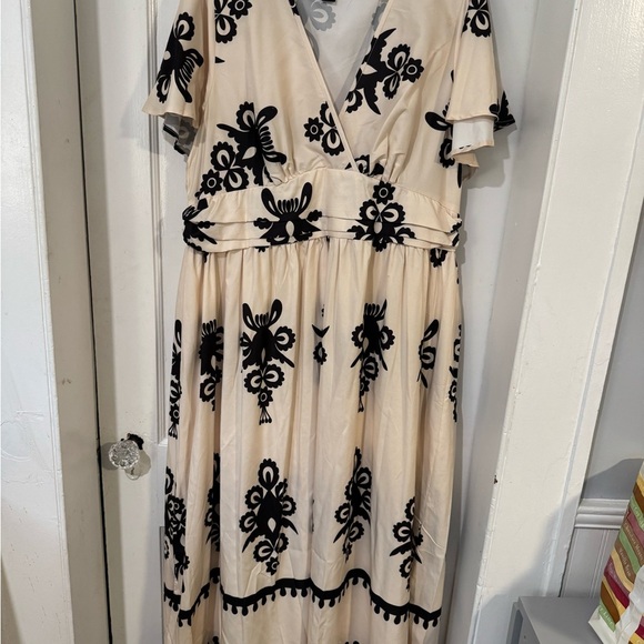 SHEIN Black and Cream Midi Dress - Picture 3 of 6